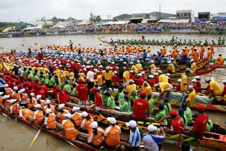 Hội đua ghe truyền thống ở Huế