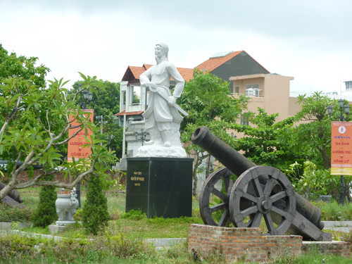 Tượng đài Nguyễn Tri Phương và súng thần công tại Thành Điện Hải