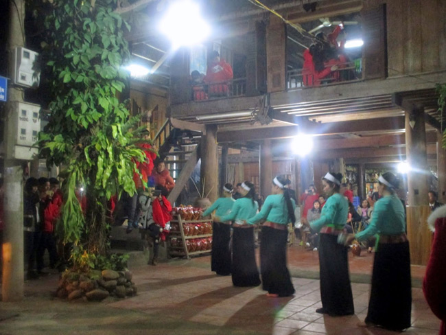 Buổi tối ở Mai Châu là khoảng thời gian thưởng thức các điệu múa truyền thống của người dân tộc Thái