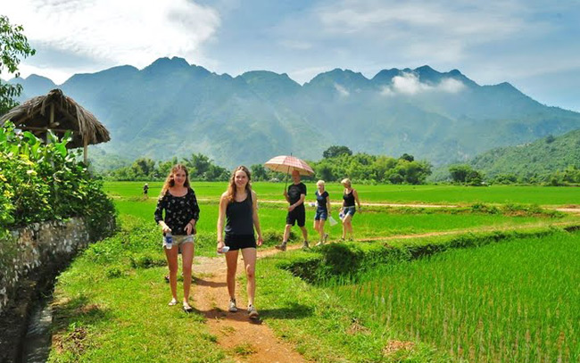 Du khách nước ngoài chọn Mai Châu là địa điểm du lịch cho mùa hè
