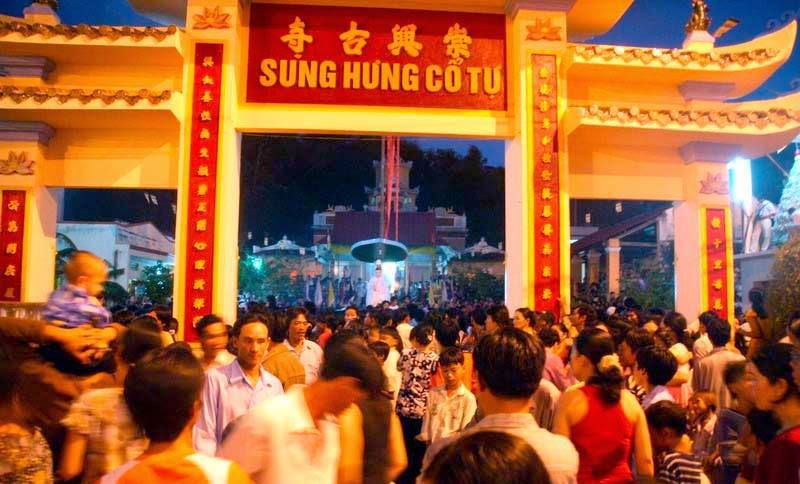 Người dân tham dự ngày lễ chùa Sung Hưng Cổ Tự