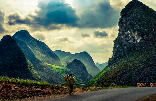 Những ngọn núi đá màu xám làm tôn lên vẻ mạnh mẽ của núi rừng Hà Giang