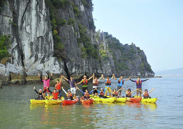 Chèo thuyền kayak là một trong những trải nghiệm thú vị được nhiều du khách yêu thích khi có dịp khám phá cảnh đẹp Hạ Long.