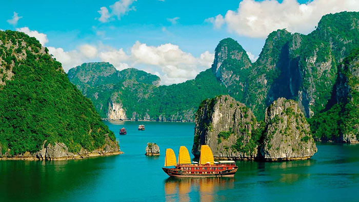 Hạ Long là một thành phố thuộc tỉnh Quảng Ninh, nằm ở phía bắc Việt Nam, cách thủ đô Hà Nội khoảng 170km.